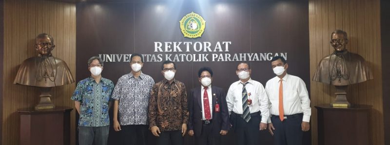 REKTOR UNIKA SANTO THOMAS DAN REKTOR UNIKA PARAHYANGAN TANDATANGANI MOU DI KAMPUS UNPAR BANDUNG